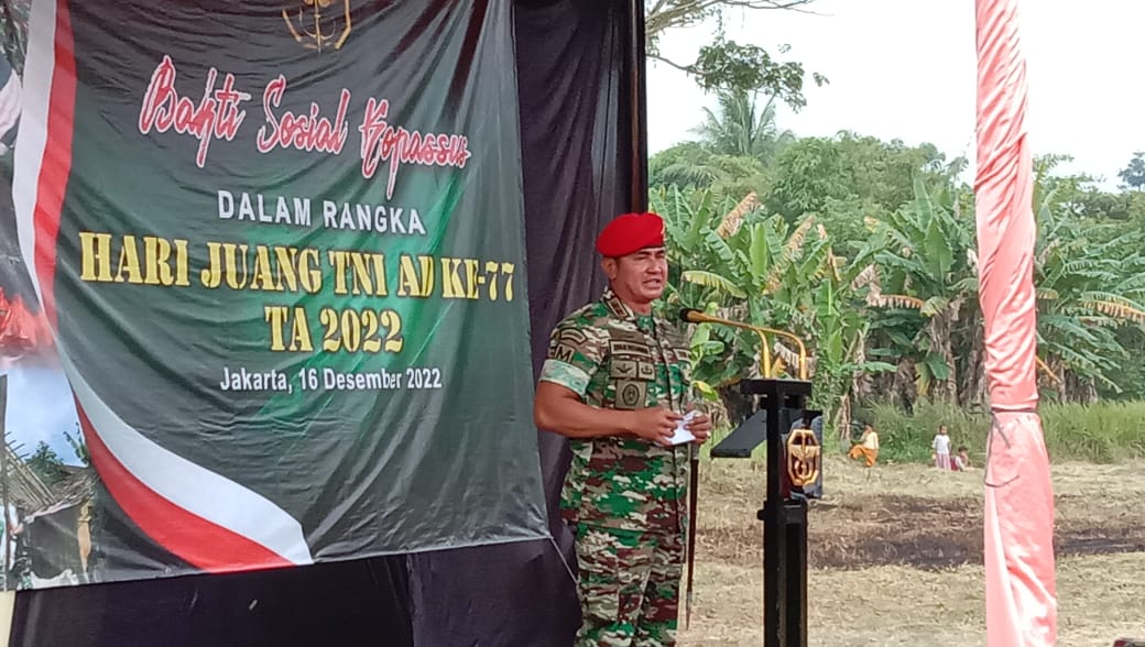 Danjen Kopassus Mayjen TNI Iwan Setiawan Bersama Kepala Desa Patramanggala (Jayadi)
